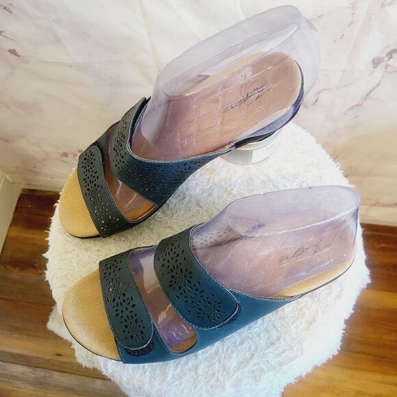 Trotters comfort sandals adjustable velcro straps - Picture 3 of 7